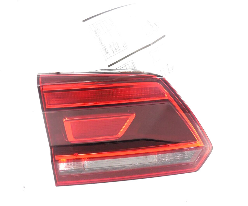 18-20 Volkswagen Atlas Liftgate Mounted Tail Light Driver Left OEM Incandescent