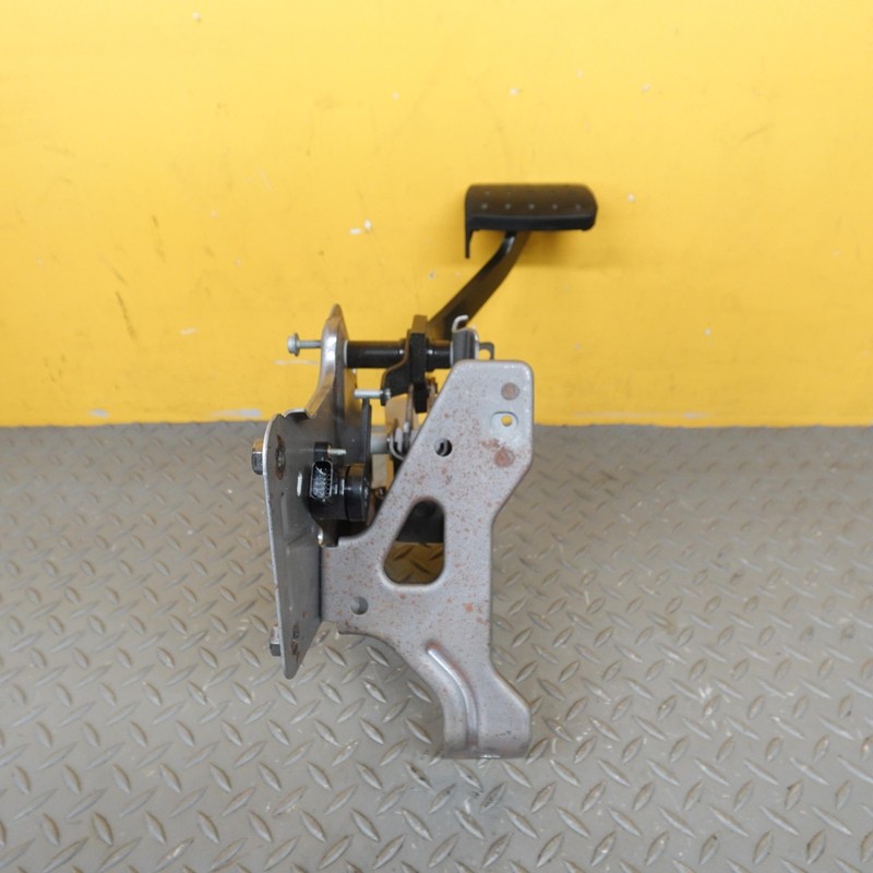 2018-2024 BUICK ENCLAVE FRONT LEFT DRIVER SIDE BRAKE PEDAL ASSEMBLY OEM 84517824