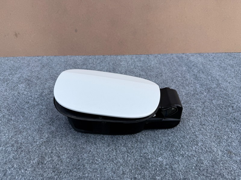 KIA STINGER 18-23 OEM FUEL FILLER GAS LID DOOR WITH HOUSING FRAME TRIM (WHITE)
