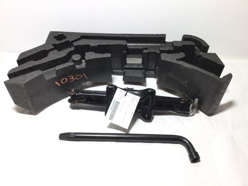 JACK WITH LUG WRENCH AND FOAM INSERT FITS 18 JAGUAR XE 31612
