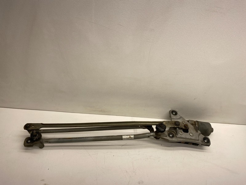 2008-2011 VOLVO V50 FRONT WINDSHIELD WIPER MOTOR AND TRANSMISSION MECHANISM LINK