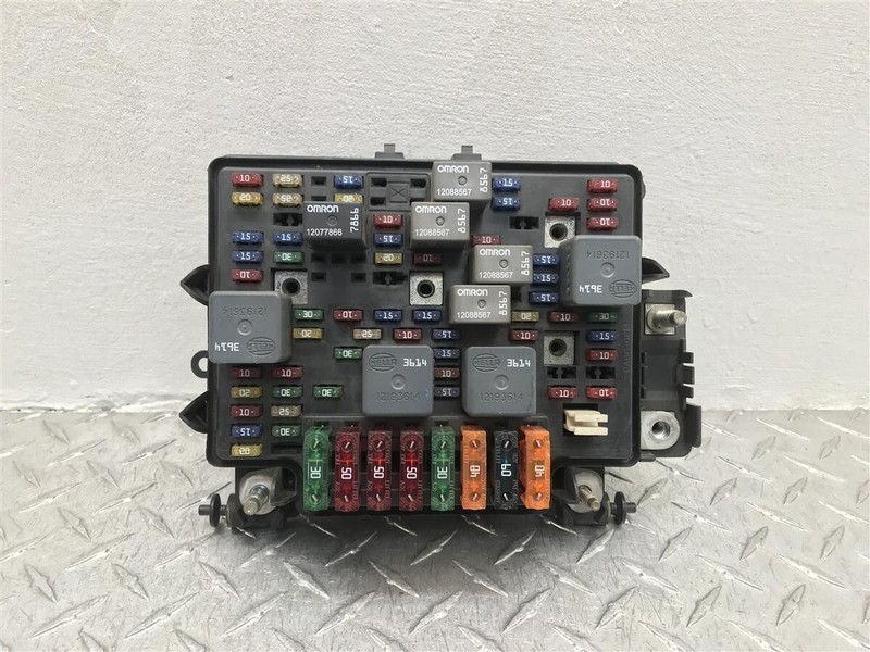 00-02 CHEVROLET TAHOE SUBURBAN 4.8L 5.3L ENGINE FUSE RELAY BOX OEM 12193645