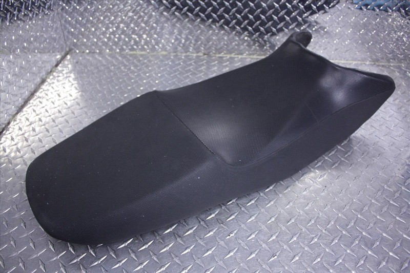 2005 SUZUKI GS 500 FK MAIN SEAT ASSEMBLY OEM GS500 05