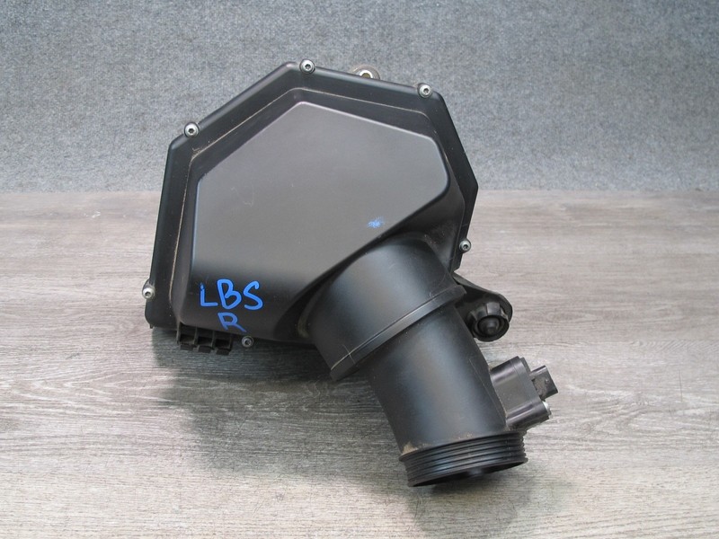 2012-2018 BMW F12 F13 M6 S63T RIGHT SIDE ENGINE AIR INTAKE MUFFLER BOX HOUSING