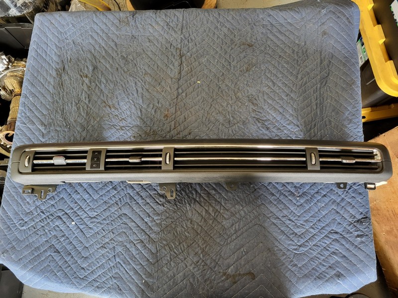 Used Oem Lincoln Dash Center Right A/C Air Vent Trim Panel for 2020-2023 Corsair