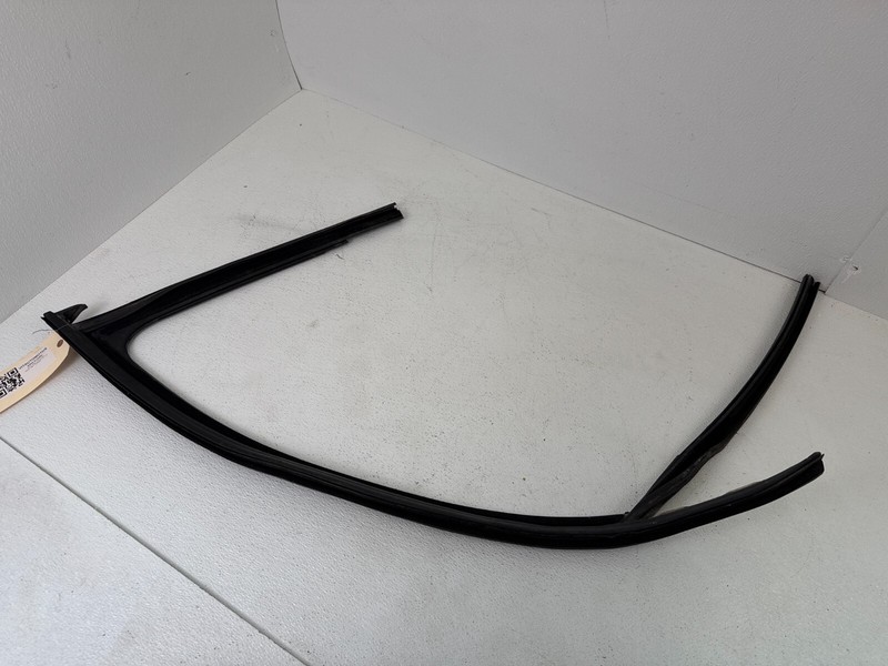 2014 - 2018 JEEP CHEROKEE Front Left Door Window Seal Glass Run Channel OEM