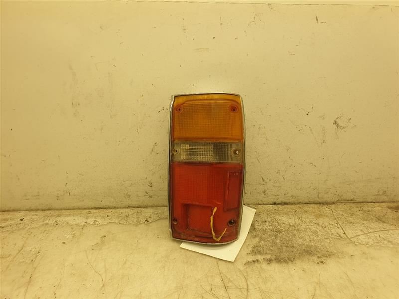 84-89 TOYOTA 4RUNNER PASSENGER SIDETAIL *CRACKED LENS* *DO NOT LIST*