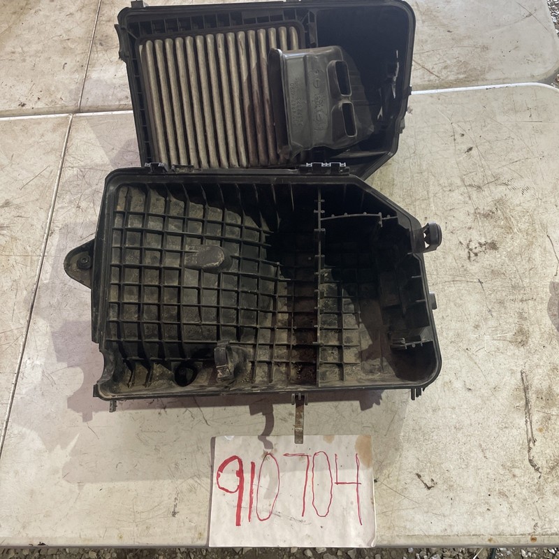 2006-2011 CADILLAC DTS Air Cleaner Box Assembly Genuine OEM 15812425