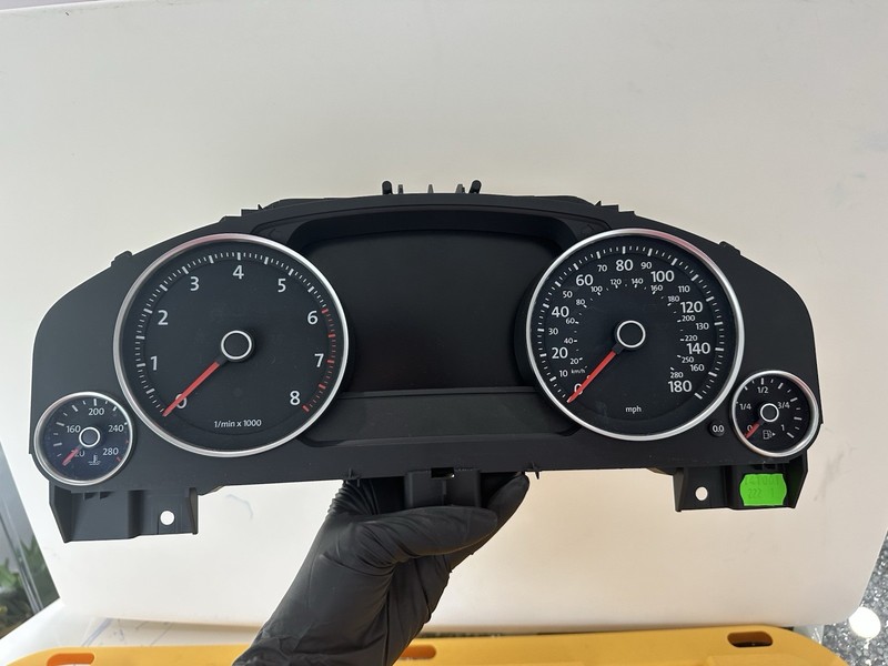 2015-2017 VW TOUAREG - Instrument Cluster / Speedometer 7P6920983
