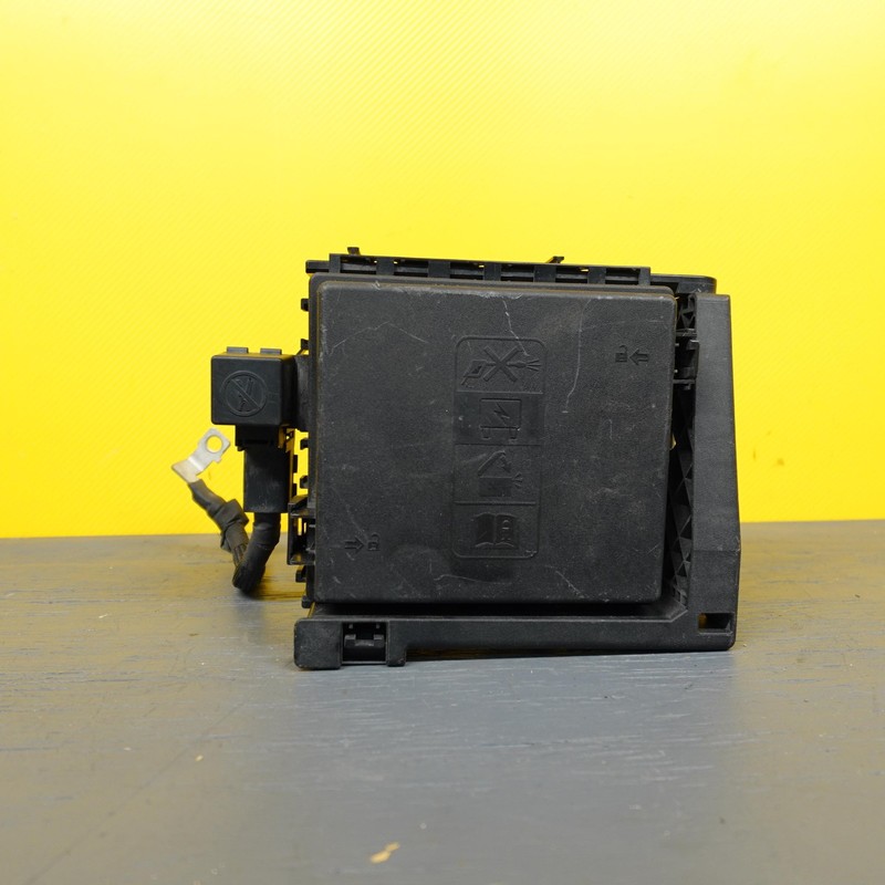 2017-2019 CADILLAC XT5 Engine Bay Fuse Relay Junction Box Block 84003375