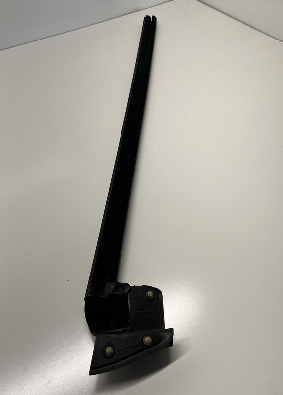2020-2021 Tesla Y MY Front RH Door Window Inner Belt Weatherstrip Seal 1402 U8