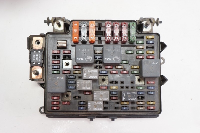 CHEVROLET SILVERADO DIESEL Engine Fuse Box Relay Junction Box OEM 2000 - 2003
