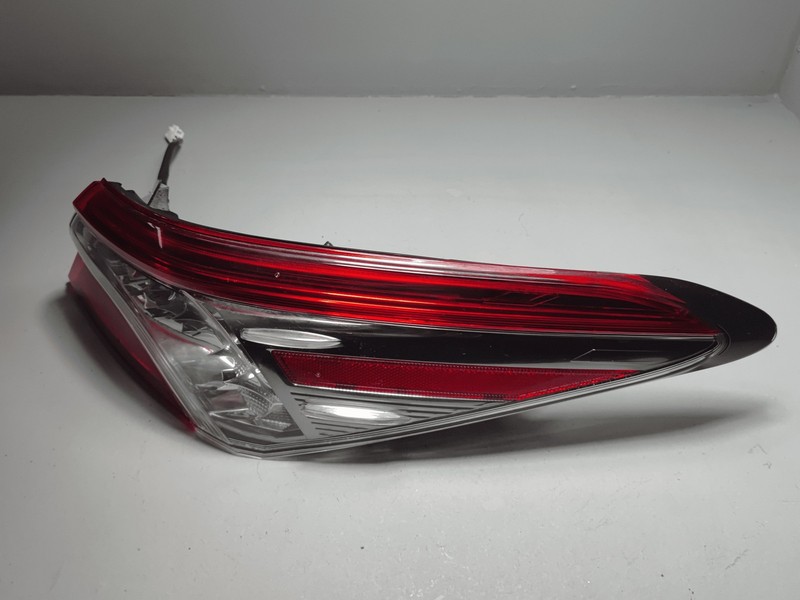 2018-2020 TOYOTA CAMRY REAR PASSENGER SIDE OUTER TAILLIGHT FULL LED LAMP OEM
