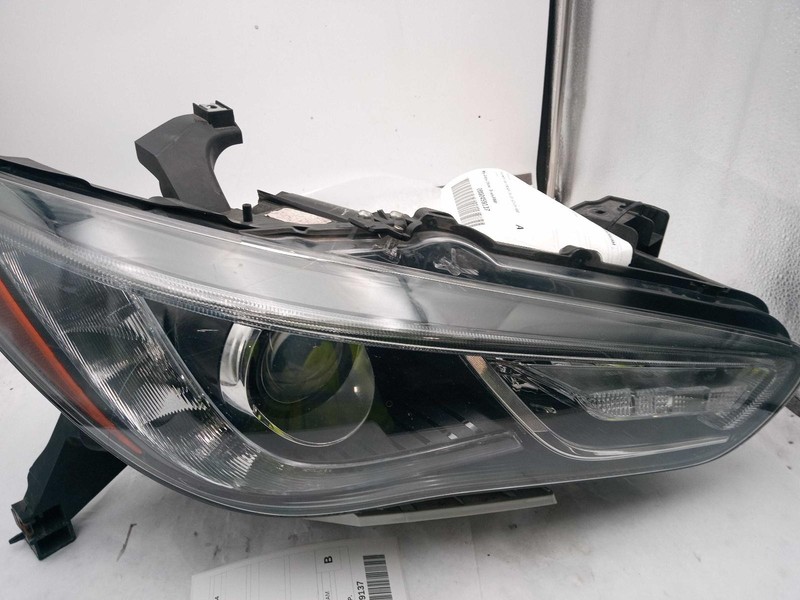 2018 INFINITI QX60 Right Headlight Assembly White 306016 Used 129K Miles