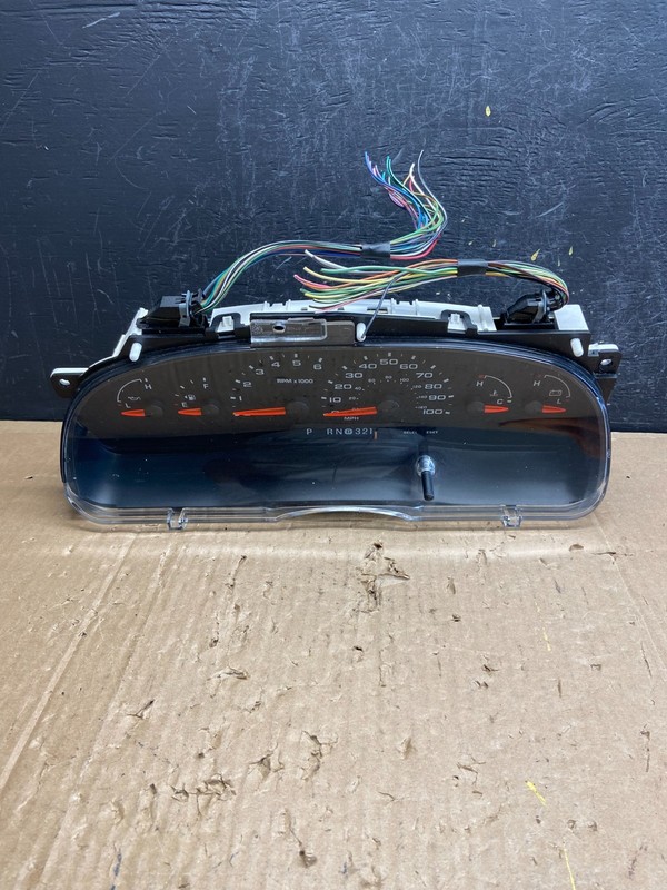 2006 Ford E350 Gauge Speedometer Cluster OEM AD6901 DG