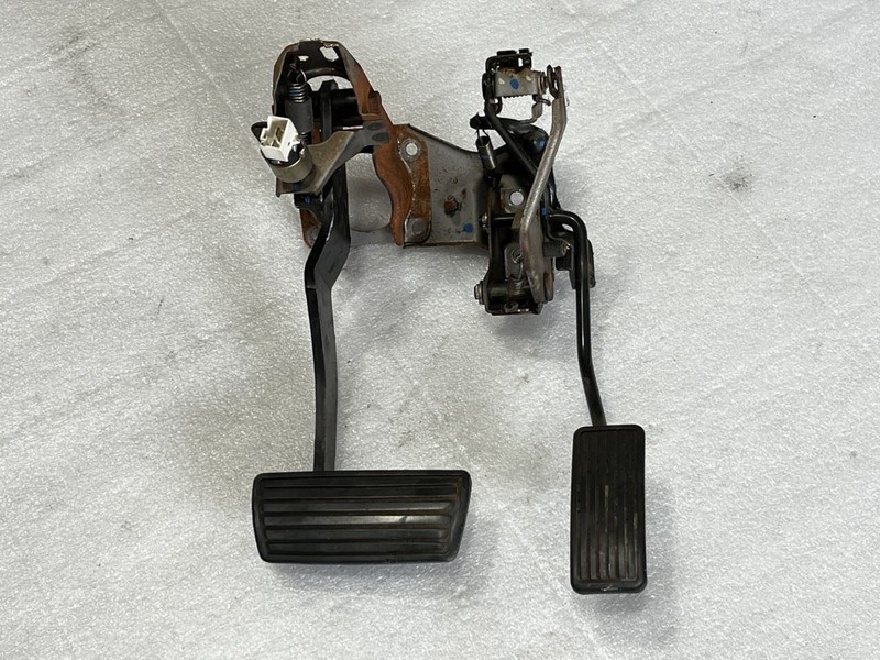 1990 1991 1992 1993 HONDA ACCORD LX BRAKE AND ACCELERATOR PEDALS A/T AUTOMATIC