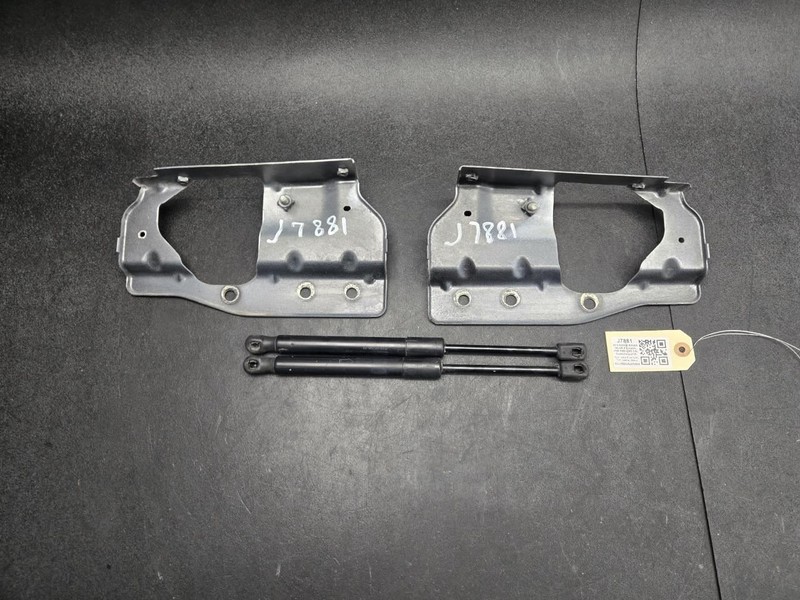 Hood Shock Struts w/ Fender Brackets Set 2018 Range Rover Velar LR092010 19 - 22