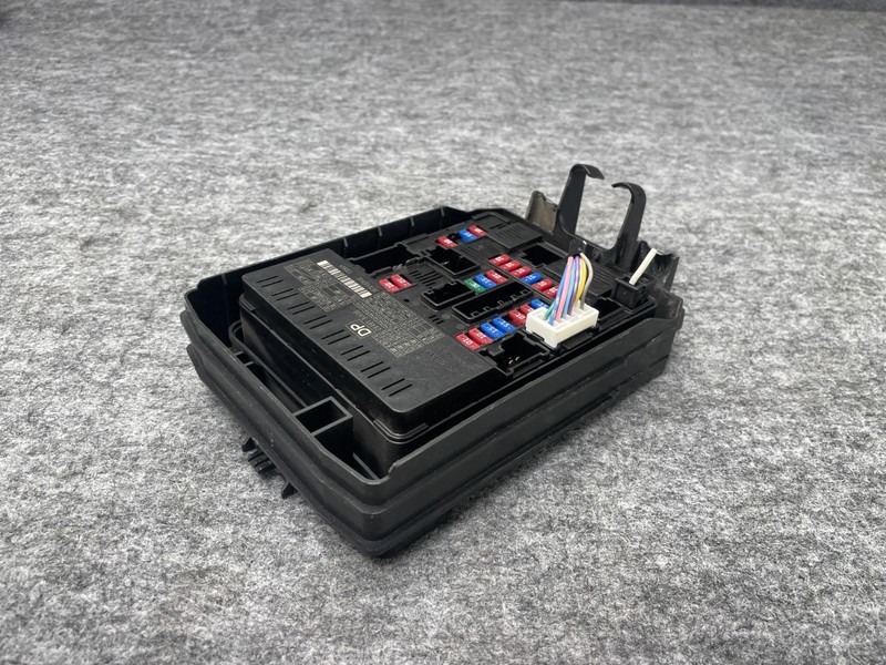 INFINITI Q50 Q60 14-24 OEM ENGINE BAY ROOM FUSE RELAY JUNCTION BOX MODULE UNIT