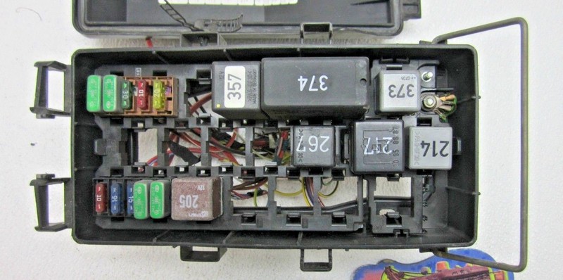 96 AUDI A6 MAIN FUSE BOX RELAY SWITCH PANEL 2.8L V6 ENGINE MOTOR HARNESS END CAR