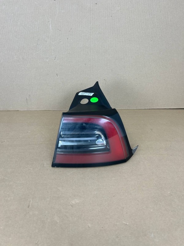 ✅ 21-23 Tesla Model 3 Y Rear RH Side Outer Tail Light Lamp 1502087-00-D /broken