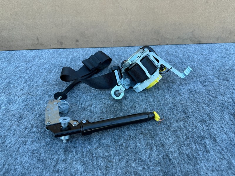 FORD MUSTANG GT CONVERTIBLE 15-17 OEM FRONT RIGHT SEAT BELT RETRACTOR W/ BUCKLE