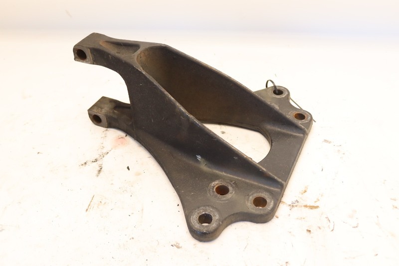 08-18 INTERNATIONAL DURASTAR 4300 RIGHT SUSPENSION SPRING SHANGER BRACKET OEM