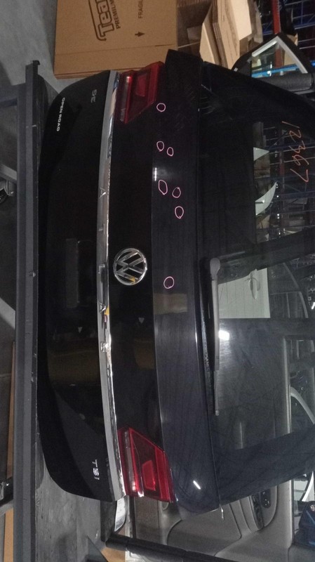 Used Deck Lid fits: 2018 Volkswagen Atlas w/power opening liftgate incandescent