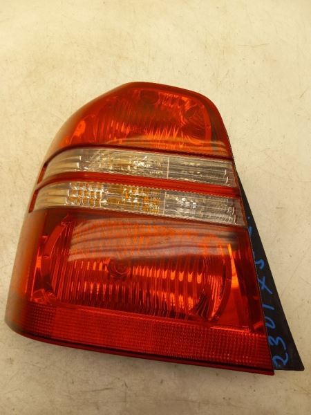 01-03 TOYOTA HIGHLANDER DRIVER SIDE REAR TAIL LIGHT ASSEMBLY