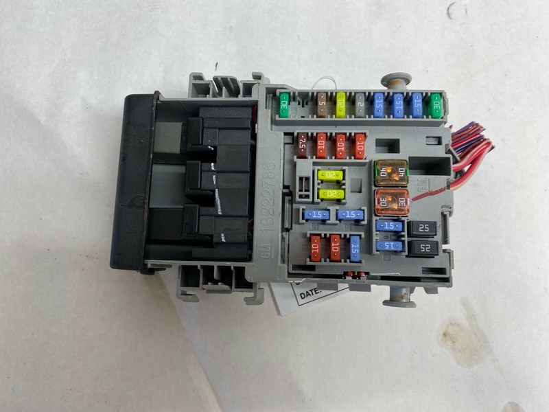 13-17 CADILLAC XTS LEFT DASH CABIN FUSE RELAY BOX OEM