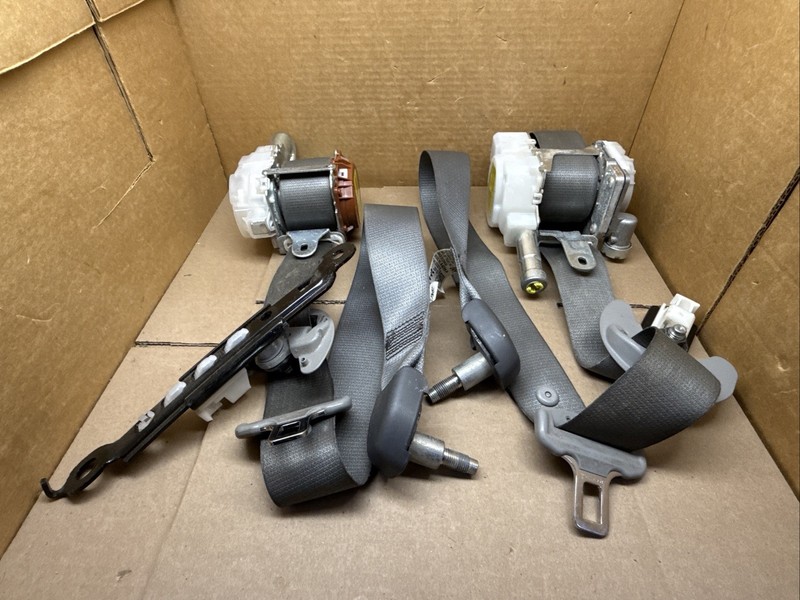 2015-2017 Toyota Sienna Front Seat Belt Seatbelt Retractor Set Pair Left Right