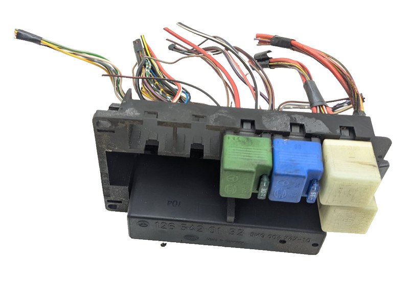 Mercedes-Benz W126 Light Control Relay Module 1265420132 & Fuses
