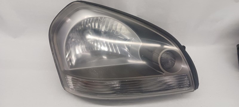 05-'08 HYUNDAI TUCSON Right passenger headlight Headlamp OEM