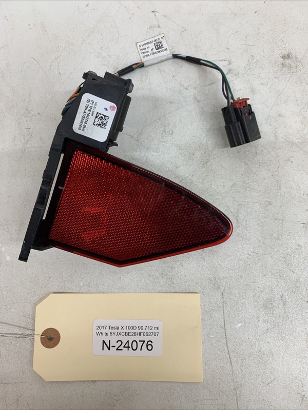 ⚡️16-20 Tesla Model X Left Side chargeport door1042766-96-H 24076 B139