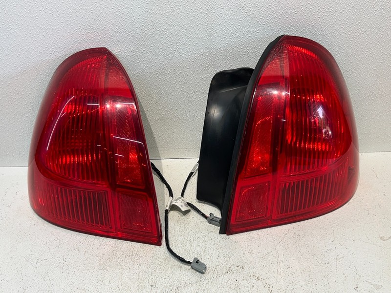 03-11 LINCOLN TOWN CAR TAIL LIGHT PAIR/SET OEM