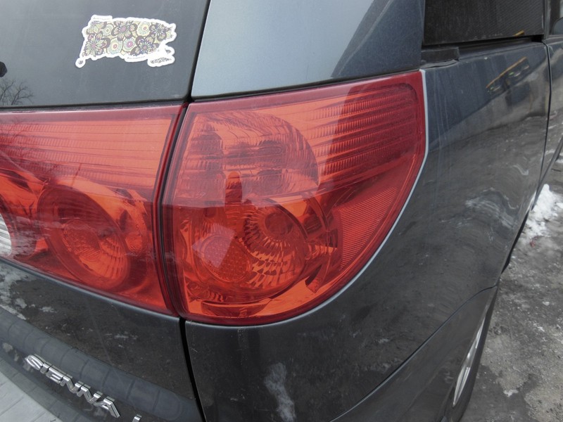 2006-2010 Toyota Sienna Quarter Panel Mounted Tail Light Passenger Right