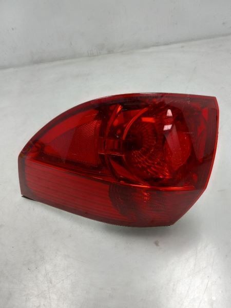 06-10 TOYOTA SIENNA XLE PASSENGER SIDE REAR DECK LID MOUNTED TAIL LIGHT
