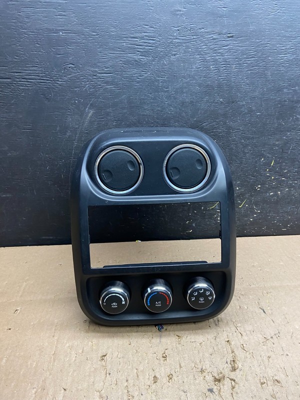 2011 to 2017 Jeep Compass Dash Climate Temperature Control Radio Bezel T6246 DG