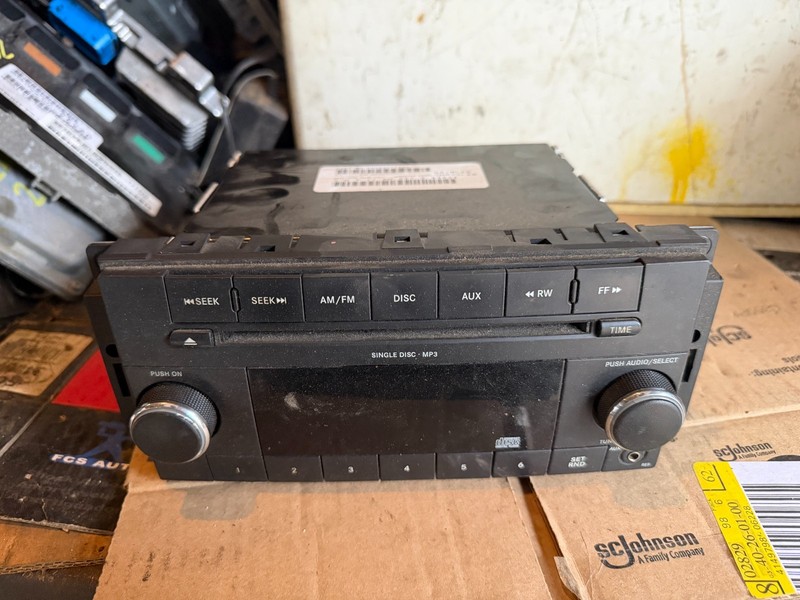JEEP DODGE CHRYSLER CALIBER PATRIOT OEM Radio STEREO CASSETTE PLAYER 05091113AC