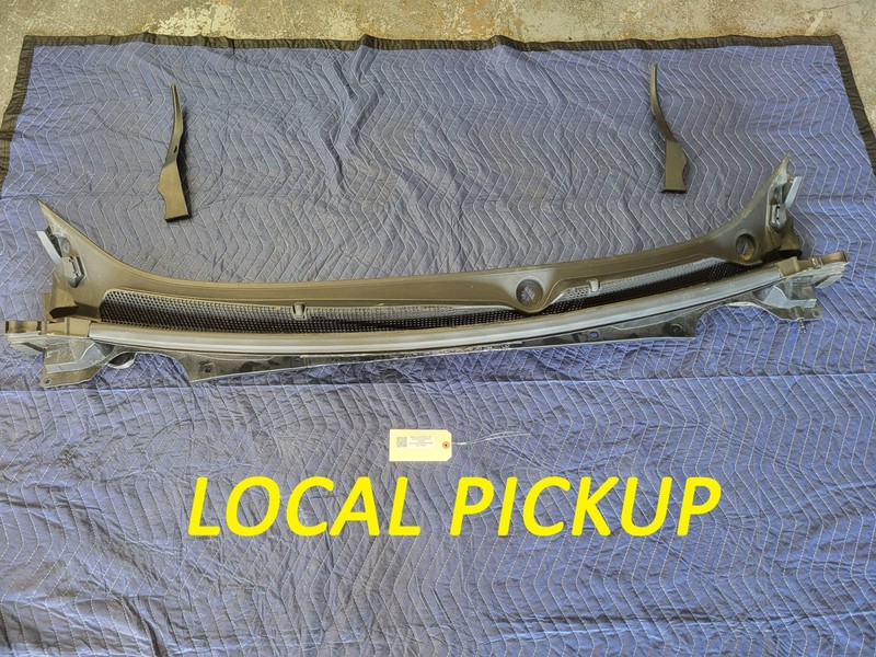 Used Oem Cadillac Windshield Cowl Vent Grille Panel for 2020-2025 XT5