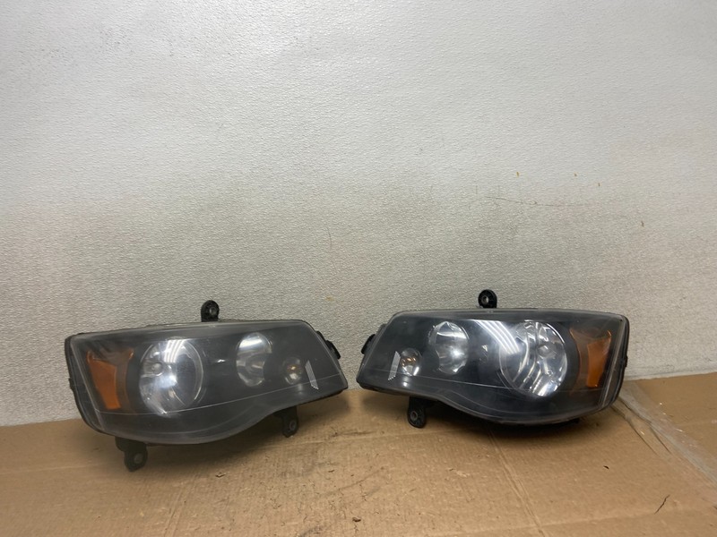2008 to 2016 Chrysler Town and Country Left+Right Side Headlights Y9168 DW