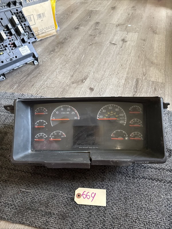 VOLVO VNLINSTRUMENT CLUSTER Automatic Transmission - P/N: 21014199-P01 broken
