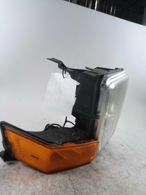 2007 Jeep Commander Right Headlight Assembly OEM 6891 Used 182k Miles