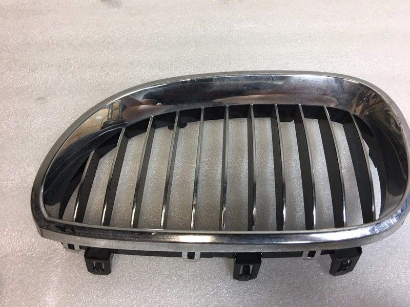 04-08 OEM BMW E60 FRONT BUMPER UPPER LEFT SIDE CHROME GRILLE 5113 7027065