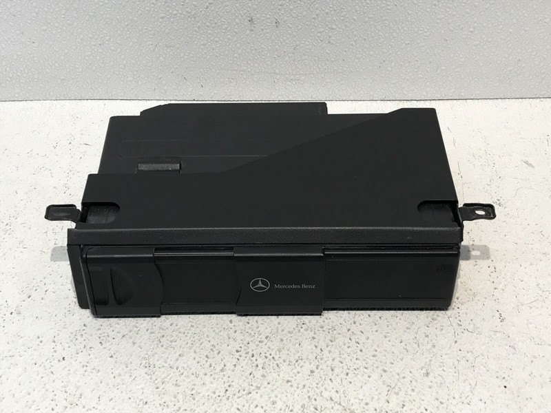 05-08 Mercedes W209 CLK550 CLK350 SL500 C240 C320 CD Changer 6 Disk Player OEM