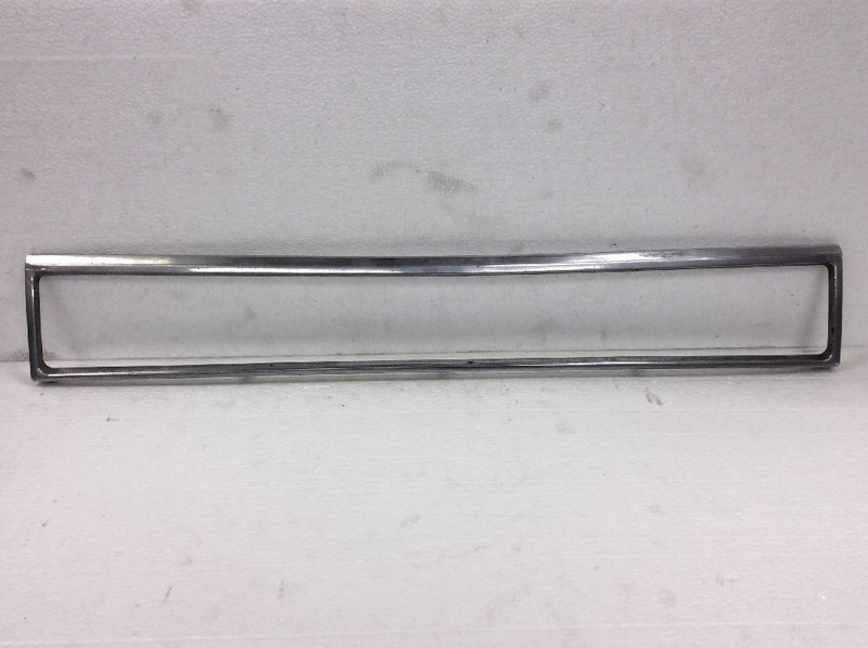 84 85 1984 1985 Accord Sedan 4DR Front Grille Center Molding Garnish Used OEM