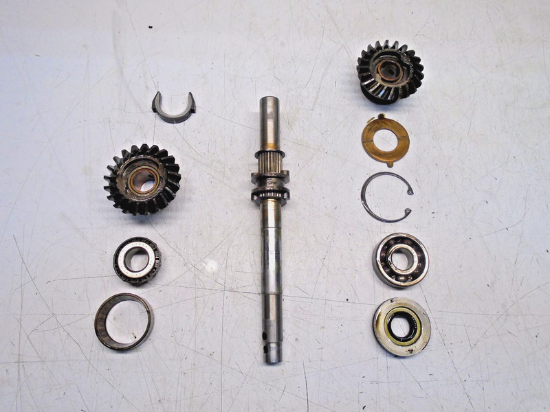 Q2Montgomery Ward Outboard Propeller Shaft Gears & Bearings Model GG18745B
