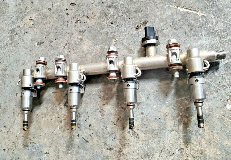 13-18 CADILLAC ATS 2.5L FUEL RAIL WITH INJECTORS USED OEM 12689354
