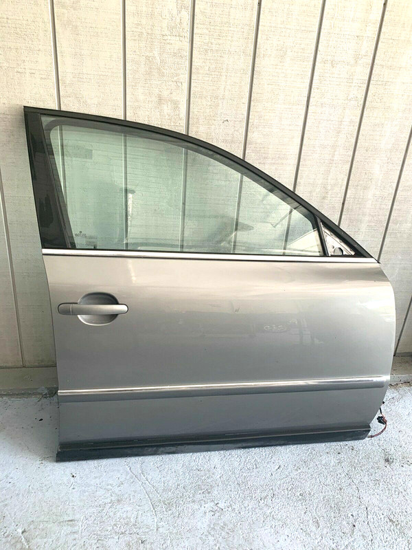 2002 2003 2004 2005 VW Passat B5 FRONT RIGHT PASSENGER DOOR OEM