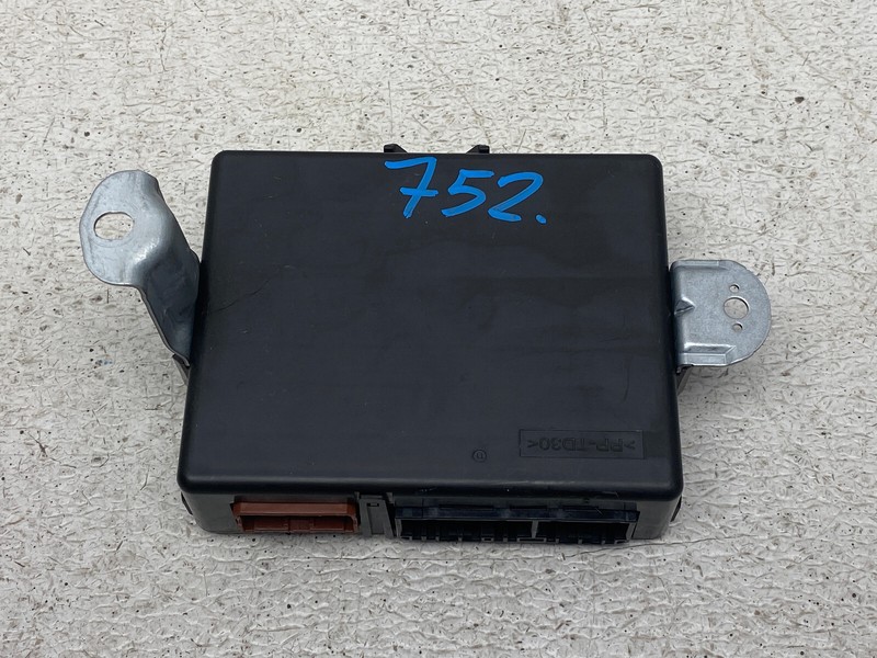 2016-2018 HONDA PILOT POWER TAILGATE LIFTGATE CONTROL MODULE OEM LOT752