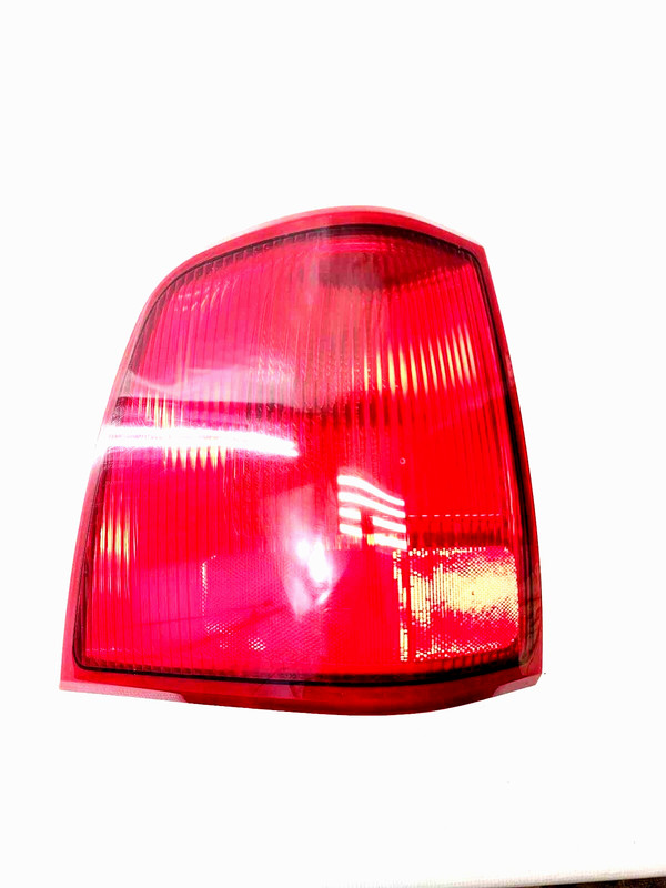 2003 Lincoln Navigator LH Driver Side Tail Light Quarter Panel Light Scratches